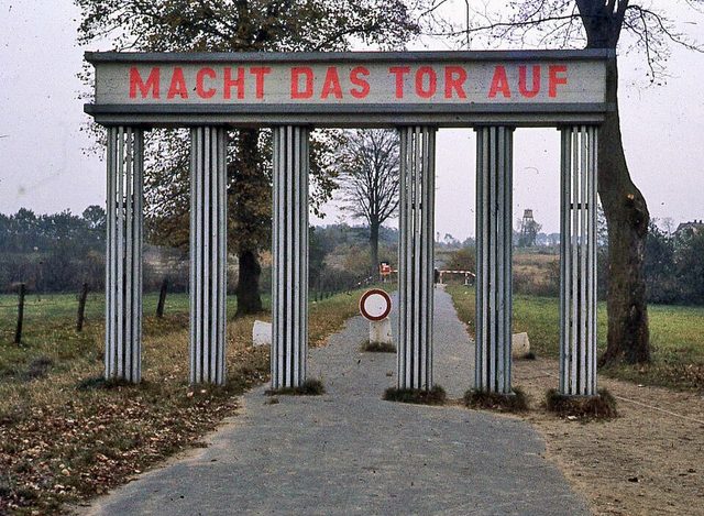 "Macht das Tor auf": Brandenburg Gate model at the inner-German border, east of Lübeck
