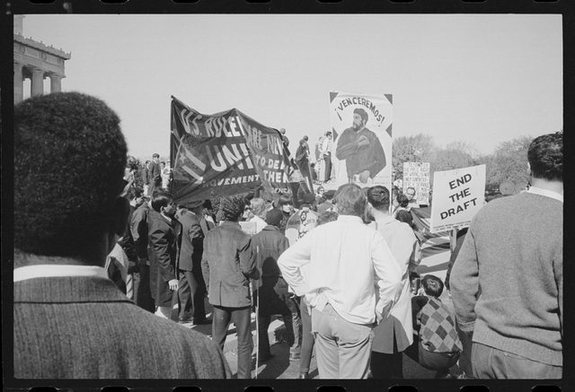 March on the Pentagon: signs at the Lincoln Memorial (21 October 1967)