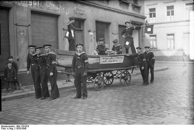 Marine-HJ werben für den Bau von HJ-Heimen (Handwagen mit Plakat)