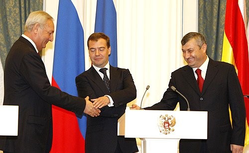Medvedev signs treaties with Abkhazia and South Ossetia, 17 September 2008