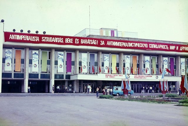 Bilingual banner "For anti-imperialist solidarity, peace and friendship" on a Moscow house of culture, XII World Festival of Youth and Students