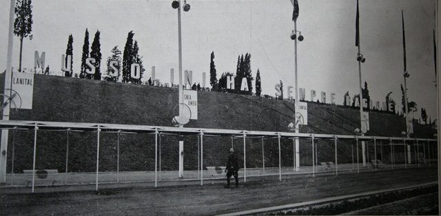 'MUSSOLINI HA SEMPRE RAGIONE' in giant letters on an embankment, as printed in L'Illustration, April 1935