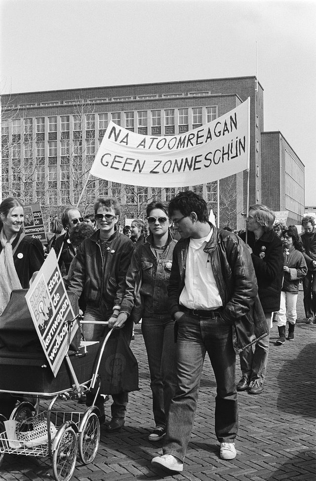 "Na atoomreagan geen zonneschijn": banner at a Dutch anti-nuclear demonstration