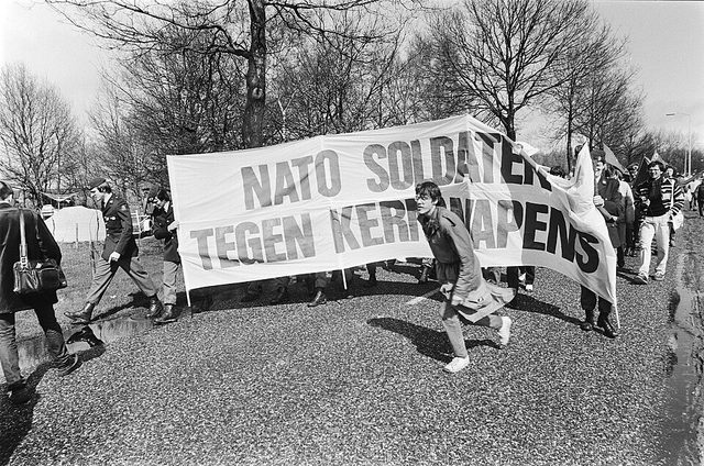 "NATO soldaten tegen kernwapens": banner at the Volkel air base demonstration