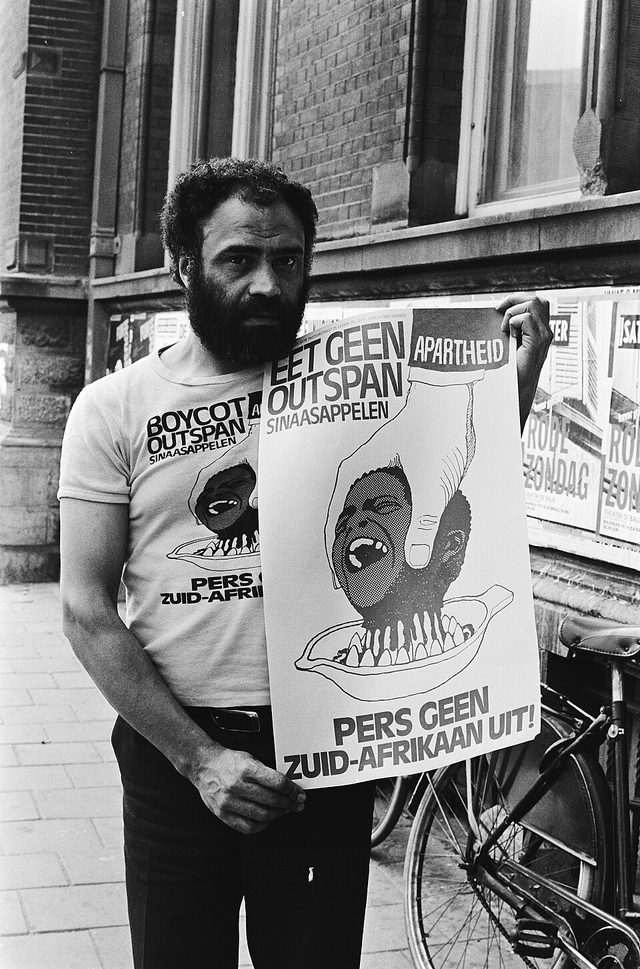 "Eet geen Outspan sinaasappelen" B.O.A. poster shown at a press conference (Netherlands, 1980)