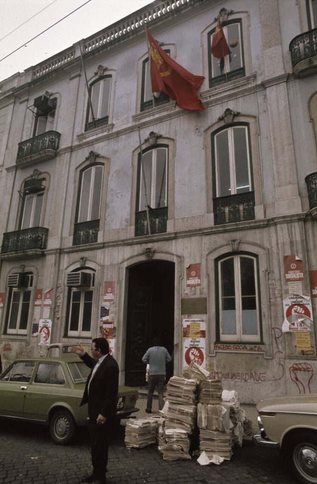 Partido Socialista posters on a Lisbon building front, early 1975