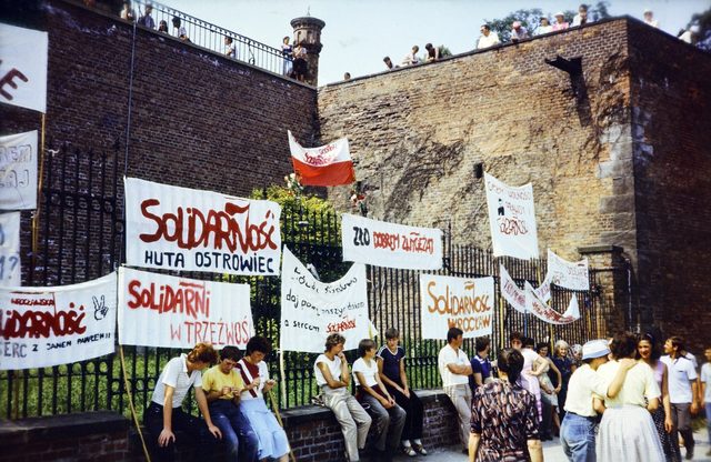 Banned union's banners on the fence at Jasna Góra, Częstochowa: "Zło dobrem zwyciężaj"