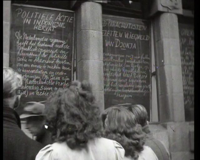 'Politiele actie in Indonesie hervat' (Polygoon newsreel, chalkboard bulletin)