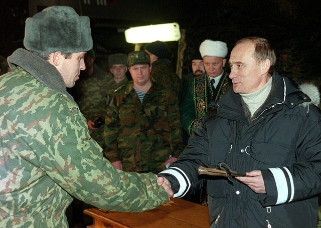 Acting President Putin presents awards to federal troops, Gudermes, 1 January 2000
