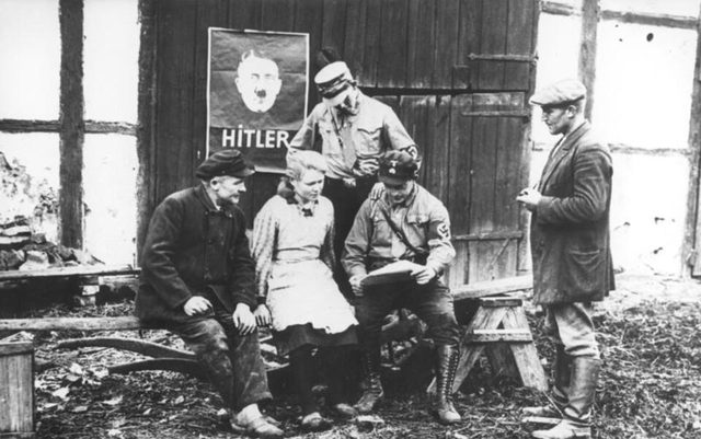 Wahlpropaganda der NSDAP: SA-Männer bei einer Bauernfamilie (Mecklenburg)