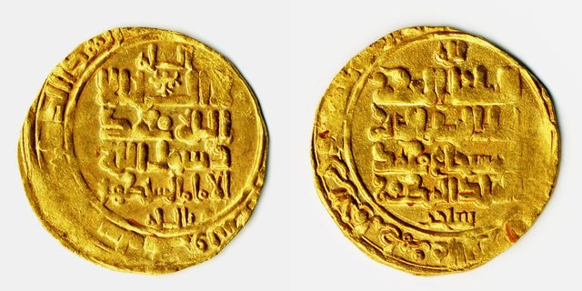 Seljuq gold dinar of Sanjar, dated 493 AH, with the Abbasid caliph named on one face