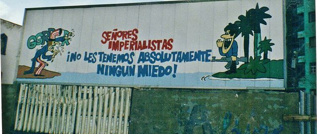 "Señores imperialistas, ¡no les tenemos absolutamente ningún miedo!": Havana billboard, 2002