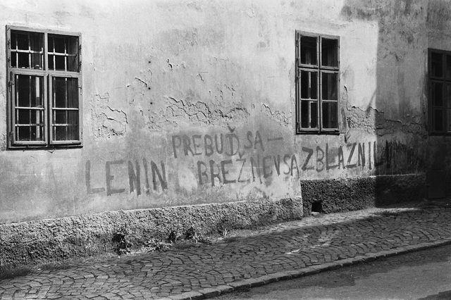 "Lenin, prebuď sa, Brežnev sa zbláznil": wall slogan after the Warsaw Pact invasion, Slovakia