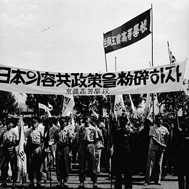 'Japan's pro-communist policy: let us smash it!' (日本의容共政策을粉碎하자): school banners at a rally, South Korea