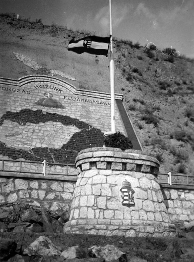 Országzászló memorial with map and 'we believe in ... resurrection' lettering, Tokaj