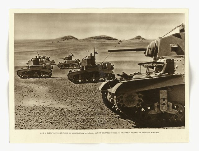 Dans le Désert Libyen - des Tanks, de Construction Américaine, ont des Équipages Fournis par un Fameux Régiment de Cavalerie Irlandaise