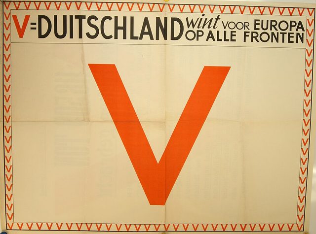 V = Duitschland wint voor Europa op alle fronten (V = Germany wins for Europe on all fronts)