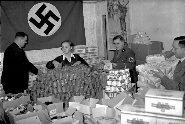 Weihnachtspakete für das W.H.W. (NSV packing parcels, Berlin)