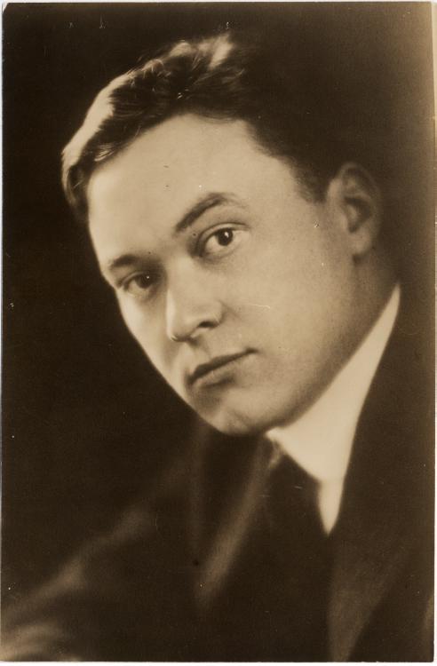 Sepia studio portrait of the young Walter Lippmann, head tilted, in dark jacket and white collar