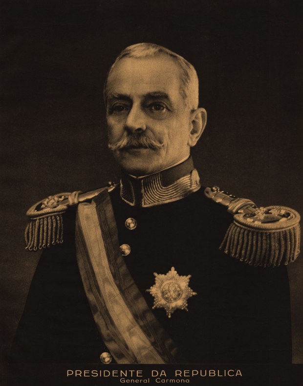 General Óscar Carmona in uniform, in a printed portrait captioned Presidente da República, General Carmona